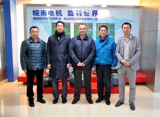 皖南電機(jī):總經(jīng)理陳學(xué)鋒與客人在展覽廳合影留念 皖南電機(jī):總經(jīng)理陳學(xué)鋒與客人在展覽廳合影留念