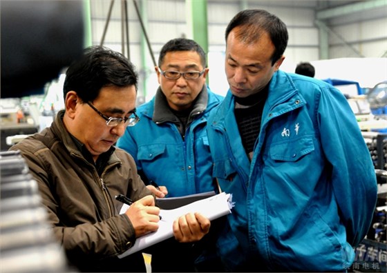 審核專家在皖南電機(jī)生產(chǎn)現(xiàn)場審核 審核專家在皖南電機(jī)生產(chǎn)現(xiàn)場審核