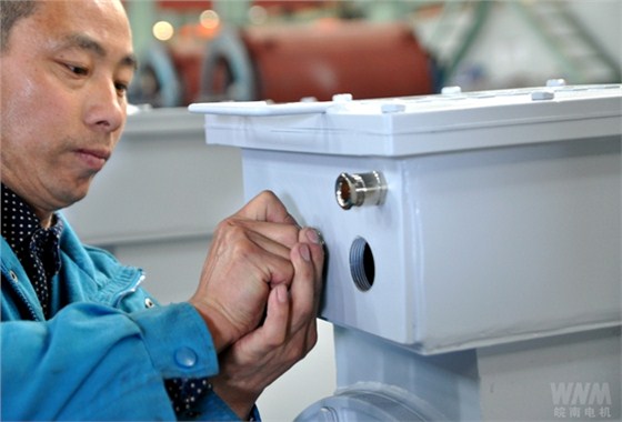 員工在進(jìn)行盾構(gòu)機(jī)電機(jī)交付前最后的細(xì)查