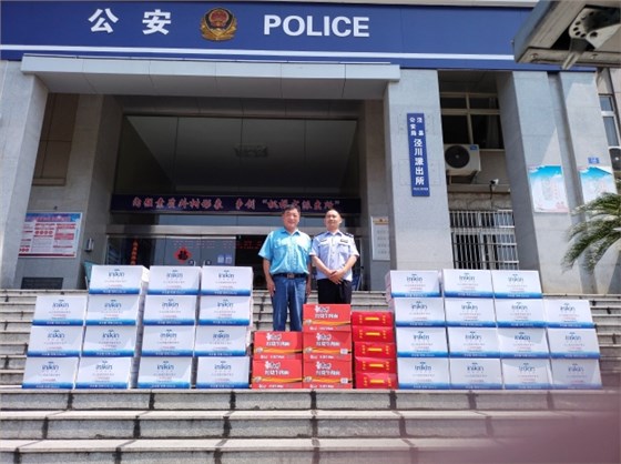 圖為公司安全環(huán)境保護(hù)處處長董萌蓓為子弟兵及公安民警送去慰問品,并致以節(jié)日的問候和祝福 圖為公司安全環(huán)境保護(hù)處處長董萌蓓為子弟兵及公安民警送去慰問品,并致以節(jié)日的問候和祝福