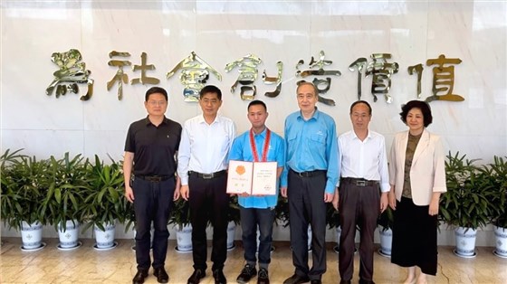 省、市總工會為皖南電機&ldquo;全國五一勞動獎章&rdquo;獲得者授牌頒獎