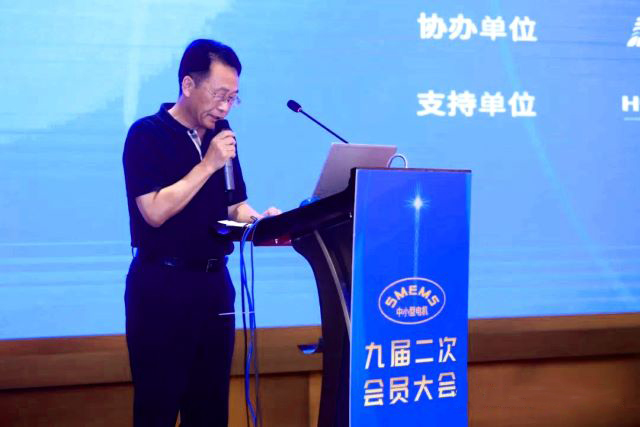 陳學(xué)鋒向大會宣讀&ldquo;九屆二次會員大會會議紀要&rdquo;